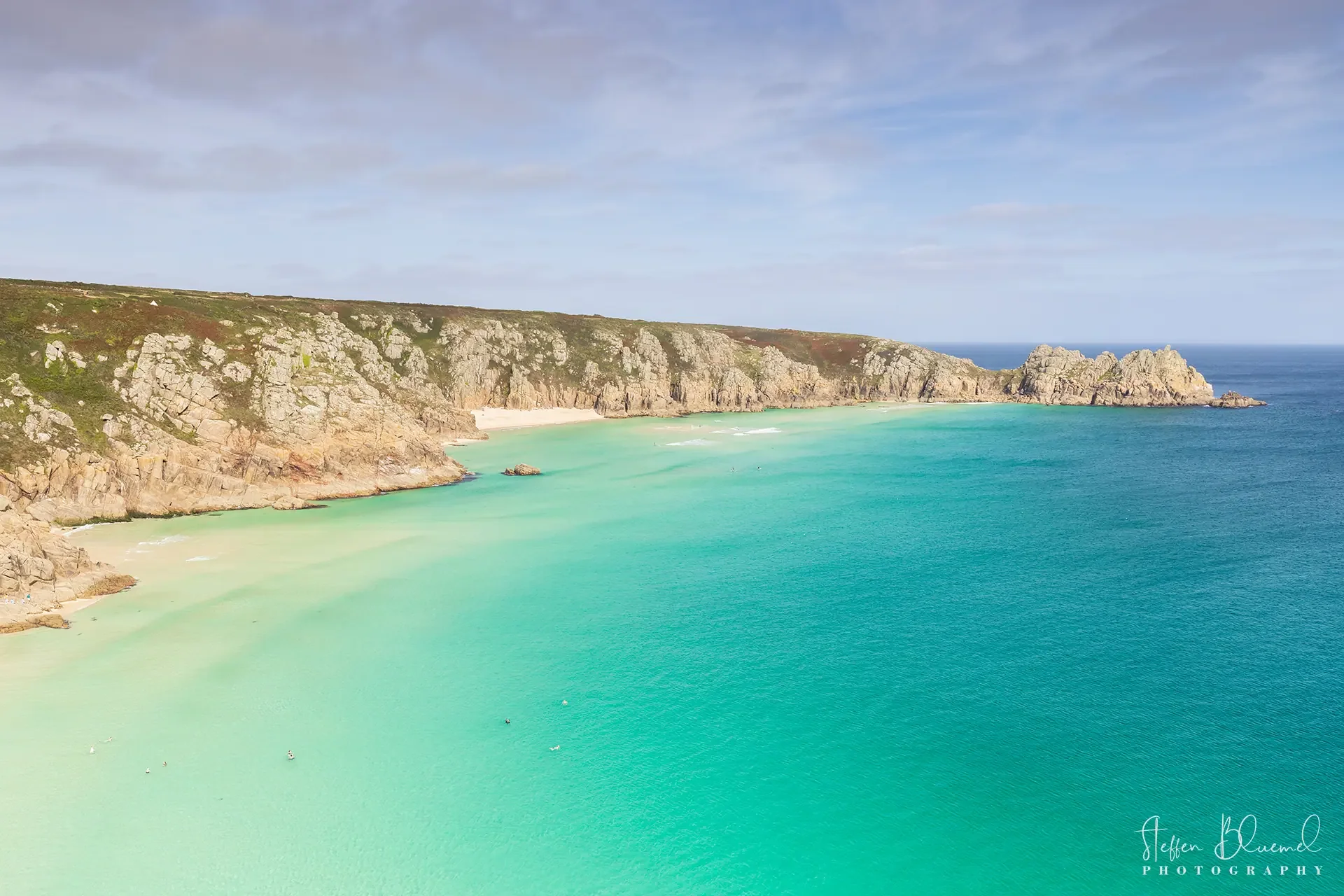 Pedn Vounder Beach mit Logan Rock