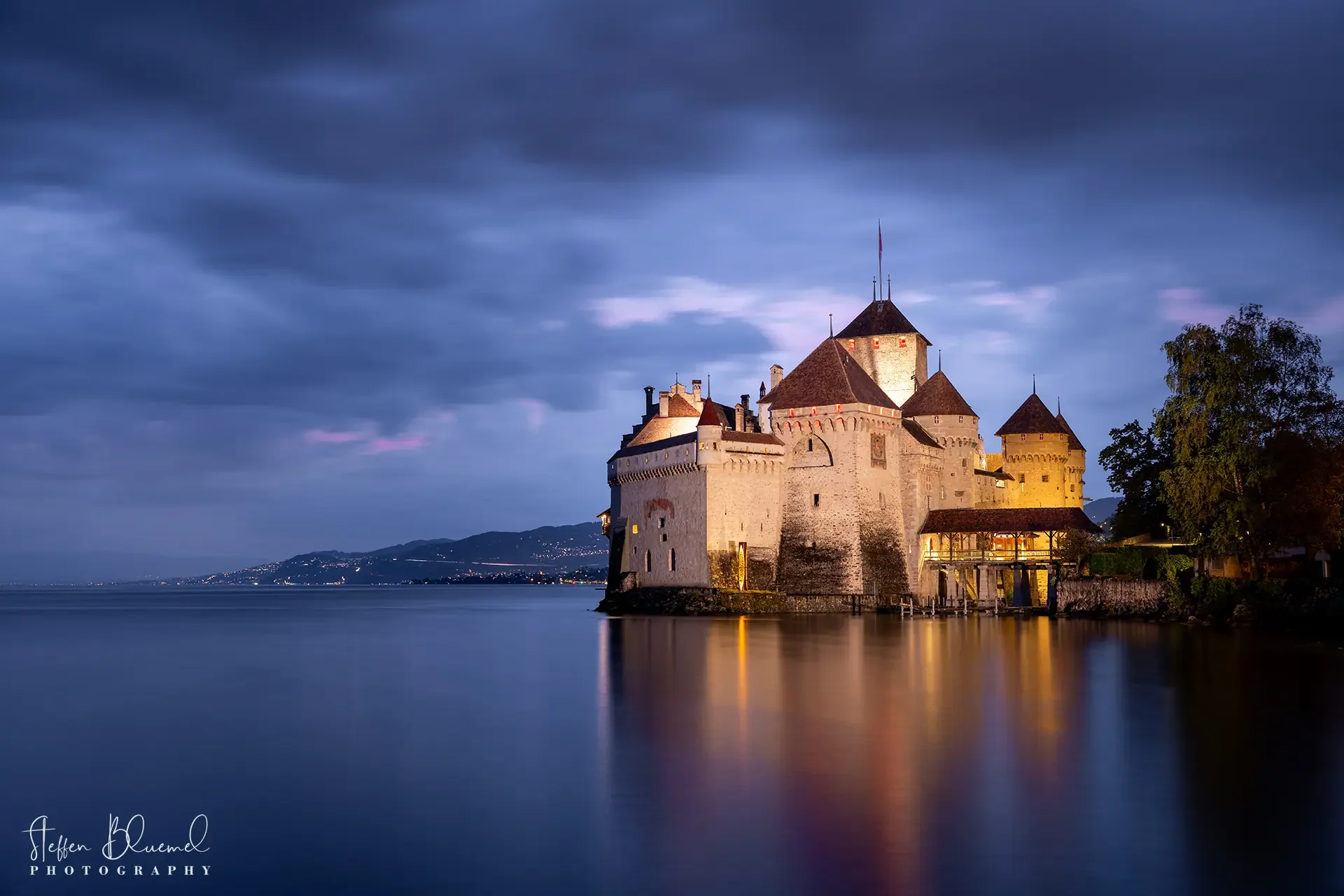 Château de Chillon bei Einbruch der Nacht  Veytaux / CH