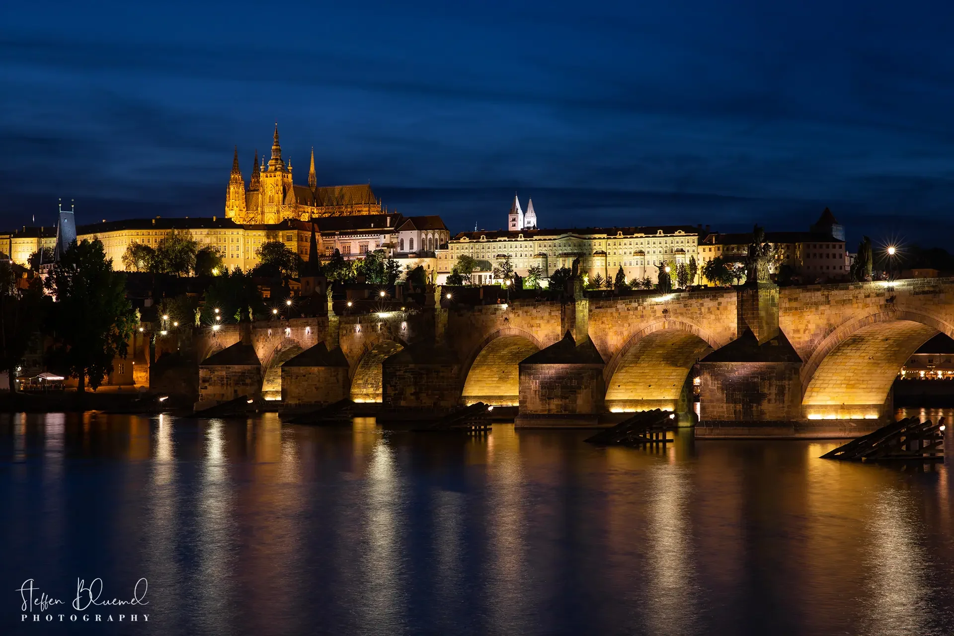 Prager Burg mit der Karlsbrücke  Prag / CZ