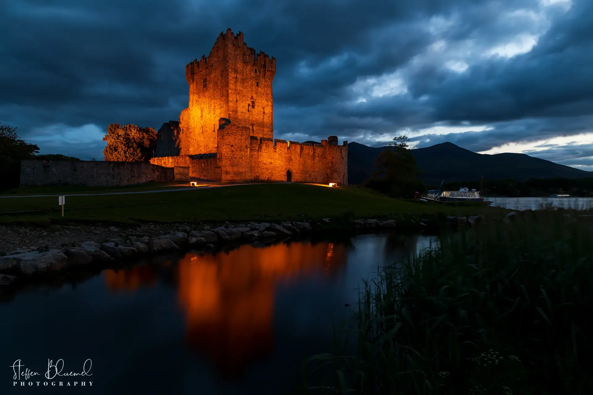 Ross Castle bei Einbruch der Nacht  Killarney / IE