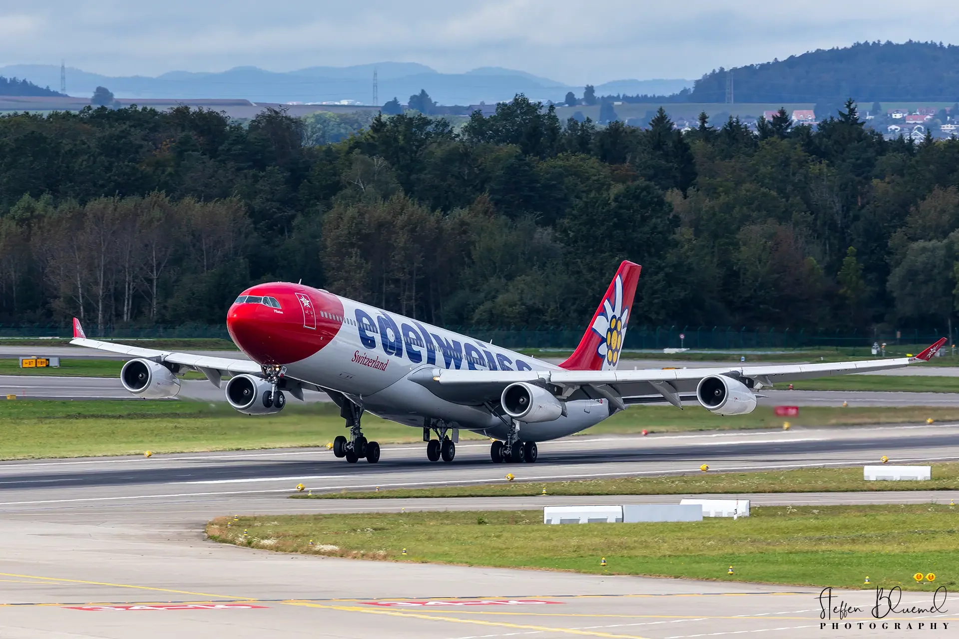A340-313 HB-JME Edelweiss  Flughafen Zürich / CH